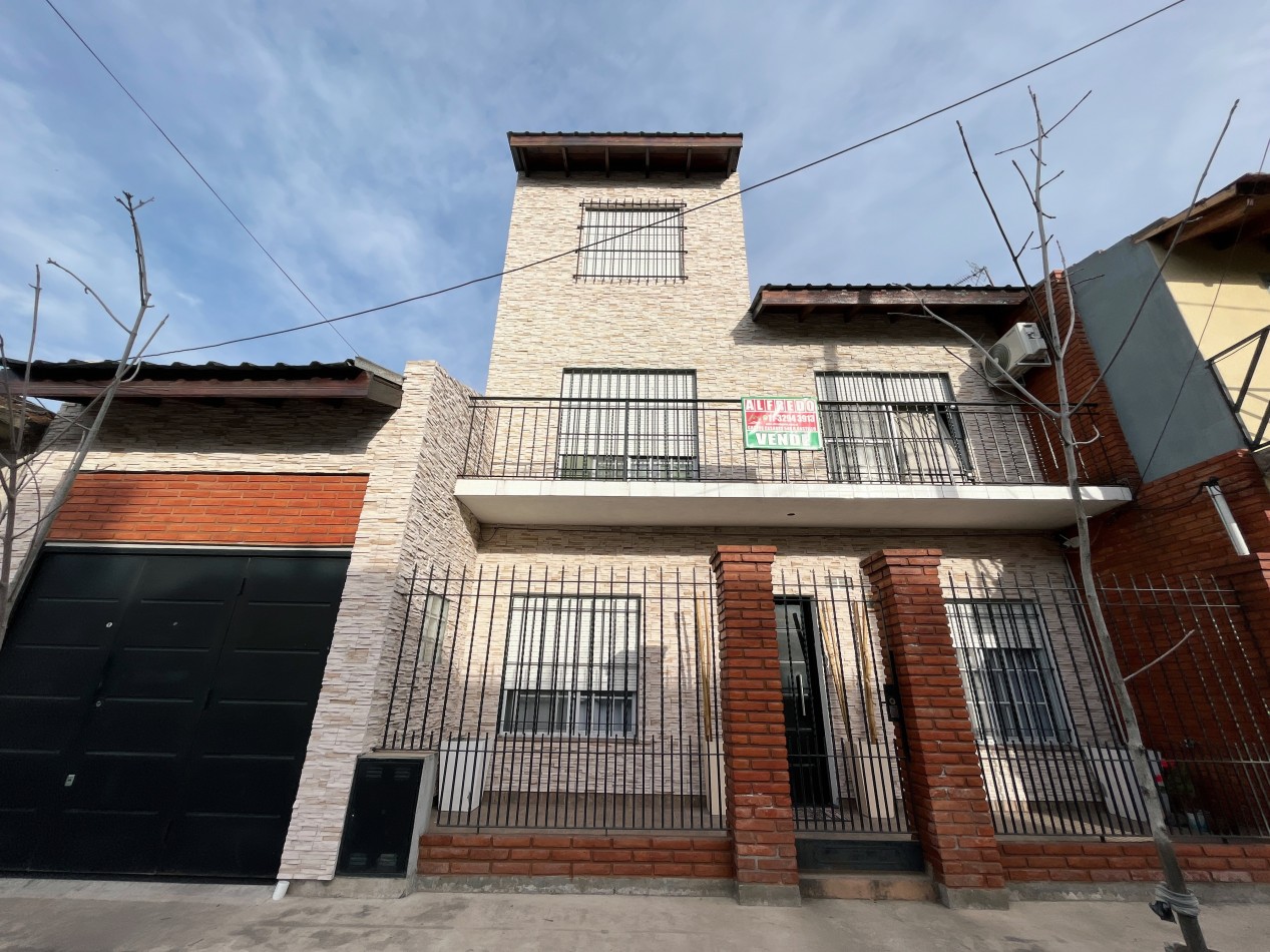 Casa de 8 ambientes en venta -  Libertad