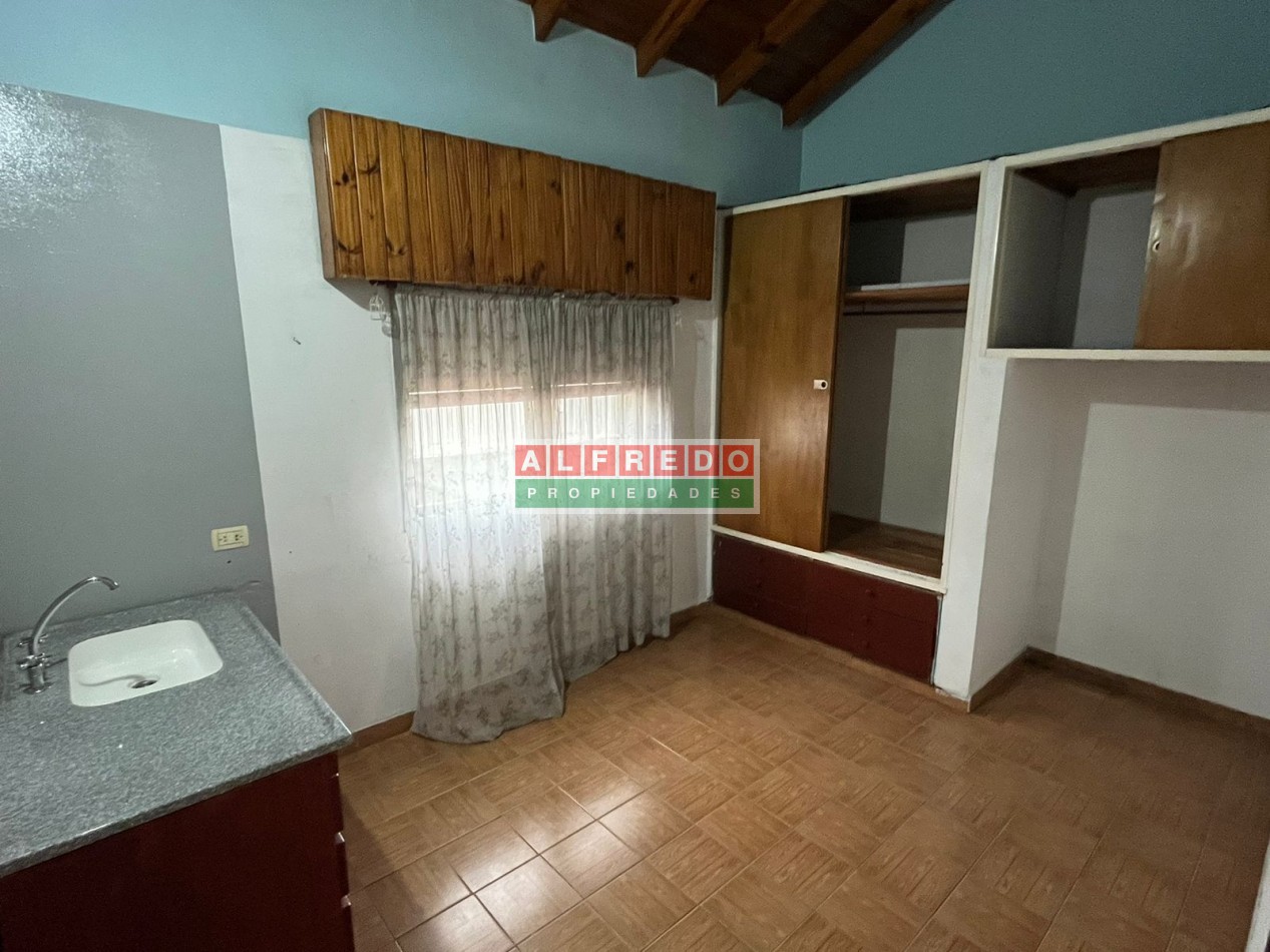 Casa en esquina con departamentos independientes en venta - Rafael Castillo