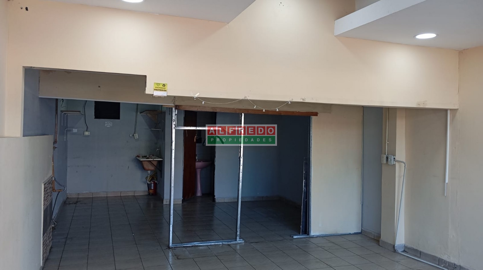 Local sobre importante avenida en Rafael Castillo