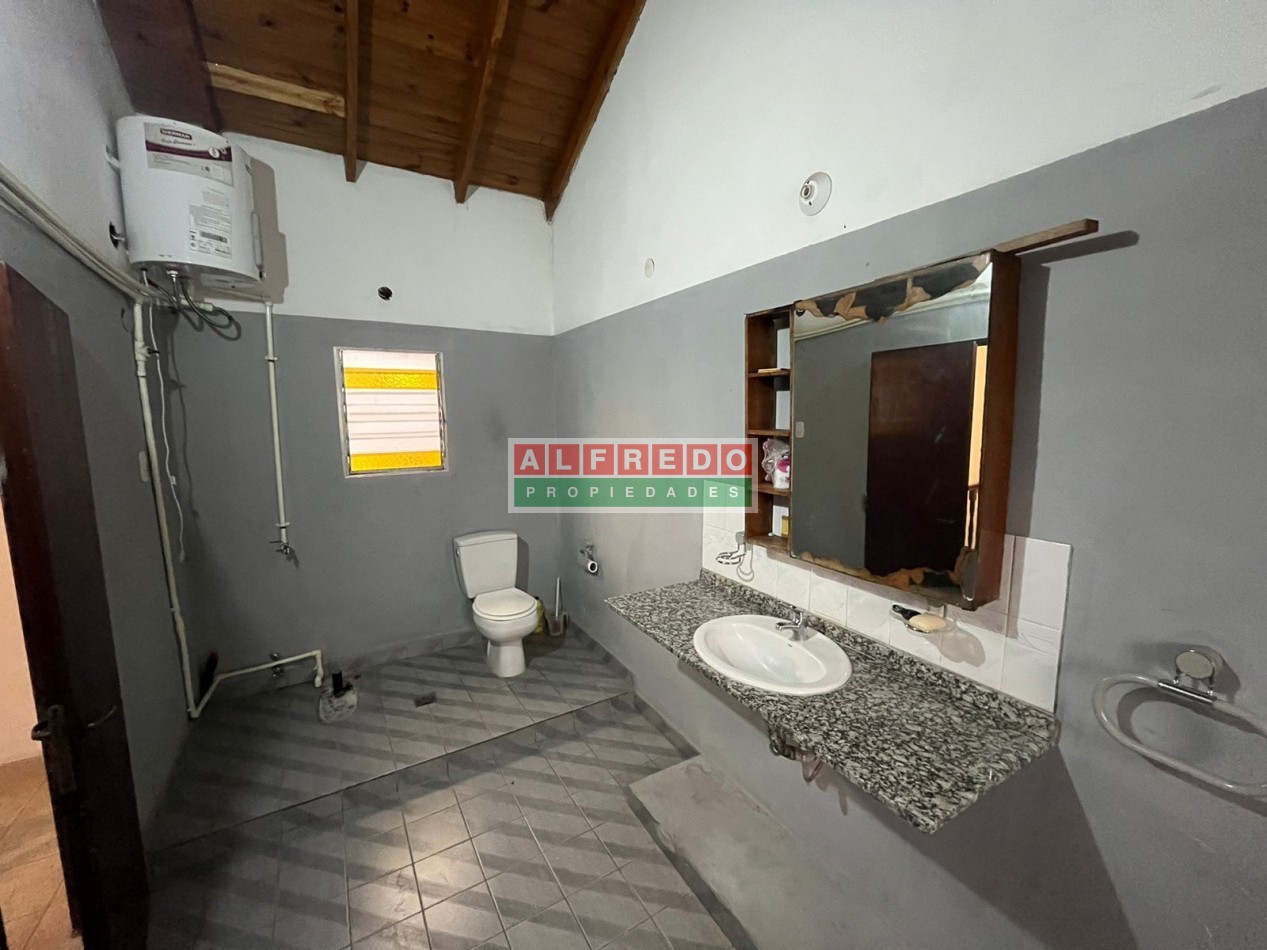 Casa en esquina con departamentos independientes en venta - Rafael Castillo