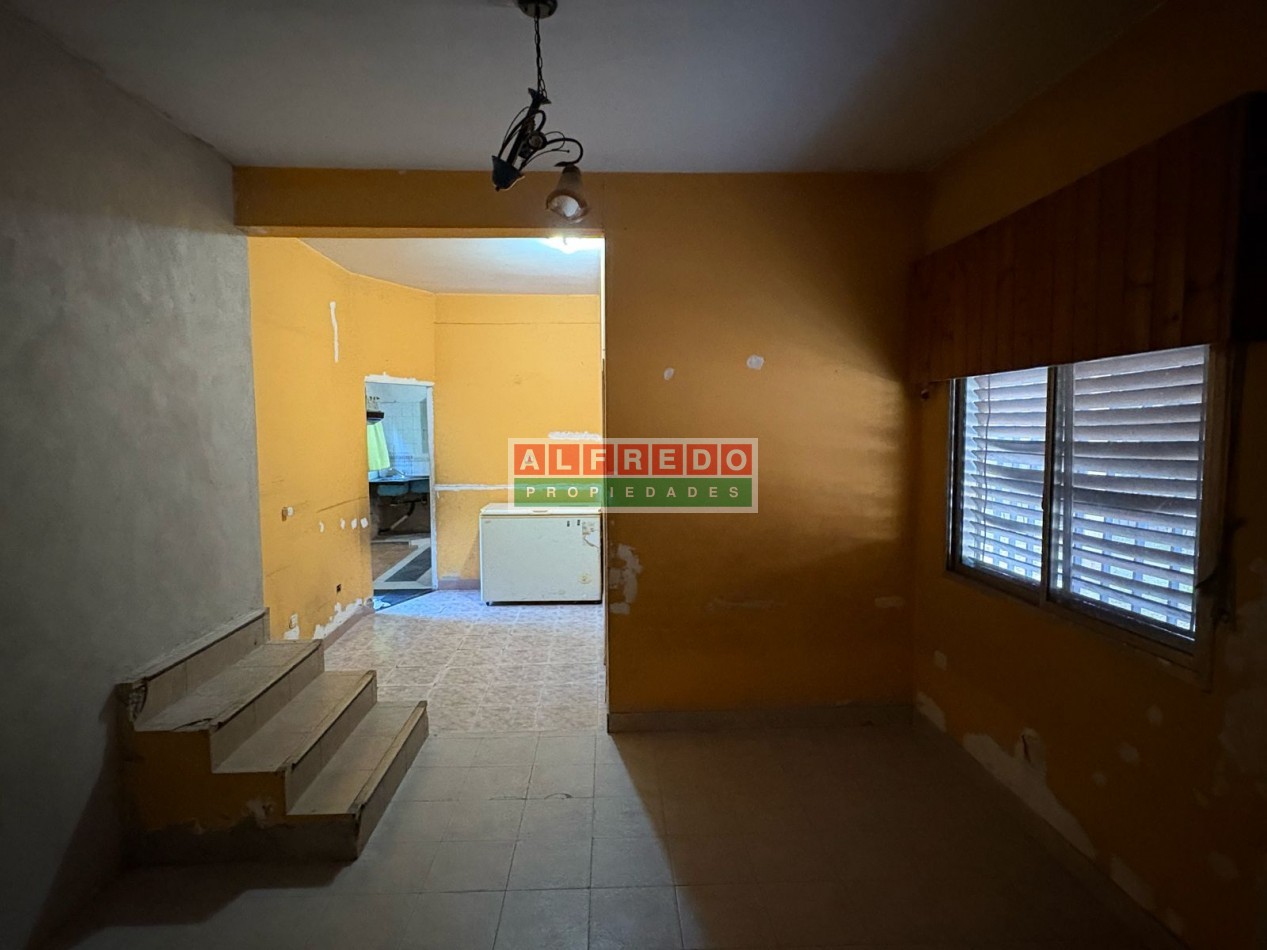 Casa en esquina con departamentos independientes en venta - Rafael Castillo