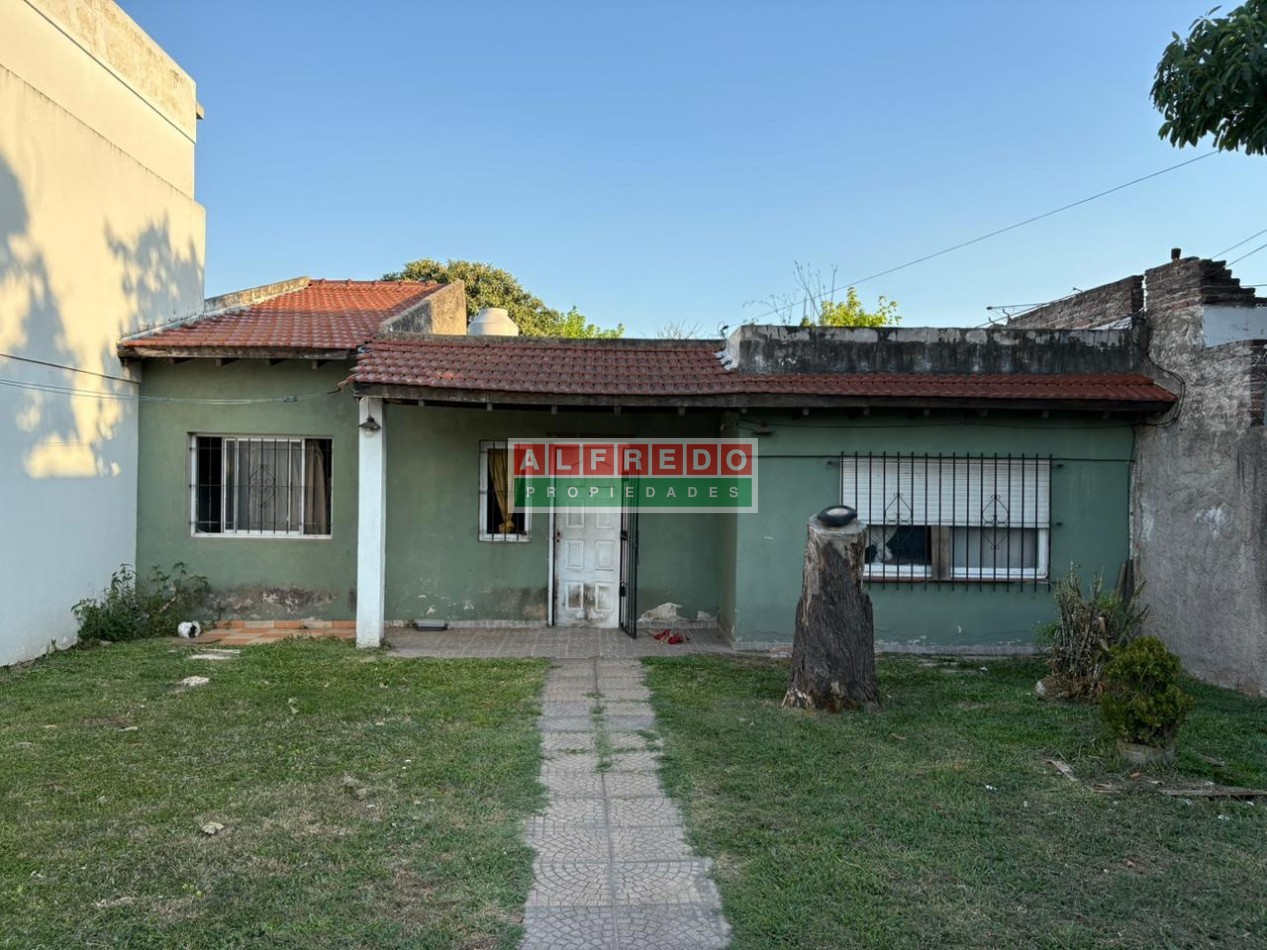 Casa de 4 ambientes a refaccionar en Moron Sur