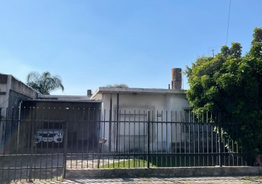 Casa de 4 ambientes a refaccionar en venta - Moron Sur - APTA CREDITO